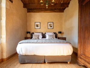 6 bedrooms, iron/ironing board, WiFi, bed sheets