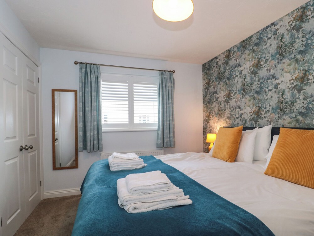 PEBBLES FOXGLOVE WAY, pet friendly, with a garden in West Bay