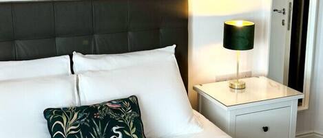 Tabla de planchar con plancha, wifi y ropa de cama