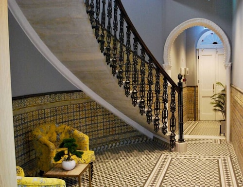 Bright City Centre 2 Bed Apt w/ Private Balcony