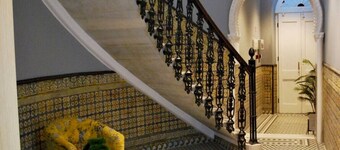 Bright City Centre 2 Bed Apt w/ Private Balcony