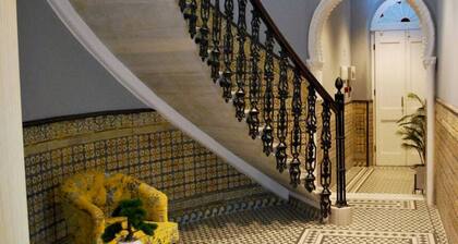 Bright City Centre 2 Bed Apt w/ Private Balcony