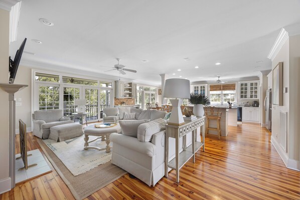 تلفزيون ذكي، تنس طاولة، شاشة كمبيوتر، طابعة