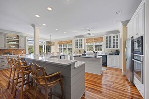 ثلاجة، ميكروويف، فرن، موقد طهي مسطح