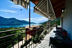 Outdoor dining - APARTMENT 1 BEDROOM WITH A FANTASTIC VIEW OF LAKE COMO (Gravedona Ed Uniti)