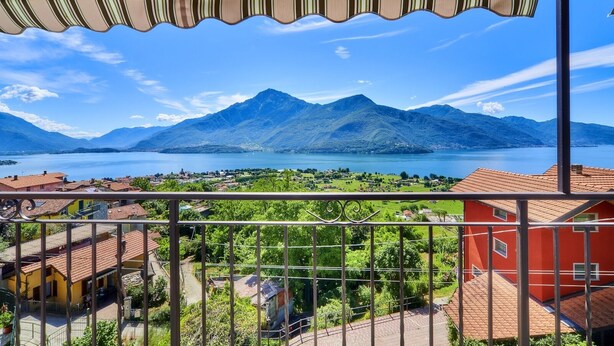 A balcony with a view of a lake and mountains. - APARTMENT 1 BEDROOM WITH A FANTASTIC VIEW OF LAKE COMO (Gravedona Ed Uniti)