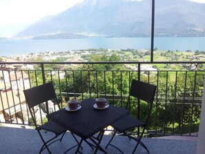 Outdoor dining - APARTMENT 1 BEDROOM WITH A FANTASTIC VIEW OF LAKE COMO (Gravedona Ed Uniti)