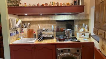 Een microgolfoven, een oven, een kookplaat