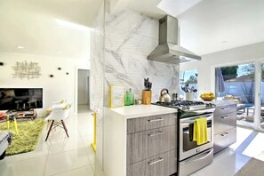 Private kitchen - Amarillo House - Luxury Home With Pool Spa (Palm Springs)