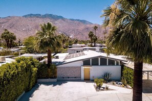 4 bedrooms, Internet - Mid-century Gem w Secret 4th Bedroom Near Downtown (Palm Springs)