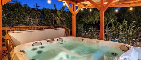 3 bedrooms, desk, Internet