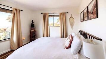 House | 2 bedrooms, desk, Internet