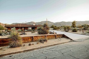 House | 2 bedrooms, desk, Internet - Cozy Rustic Home Minutes to Joshua Tree Nat l Park (Joshua Tree)