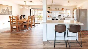 House | 2 bedrooms, desk, Internet