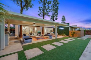 BBQ/picnic area - Casita Cerritos - NEW - Luxurious Modern Retreat in Palm Springs (Palm Springs)