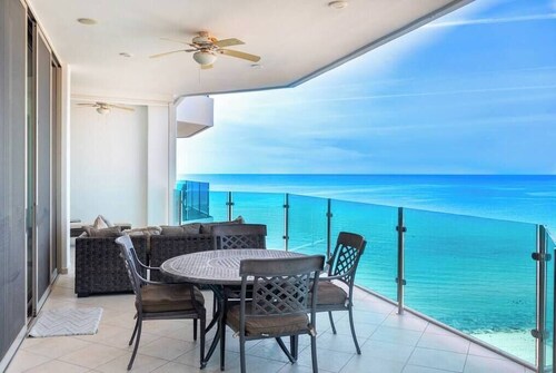 Luxury Beachfront Condo on Sandy Beach