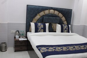 In-room safe, individually decorated, individually furnished, desk - Avexia Kanha Residency (Mathura)