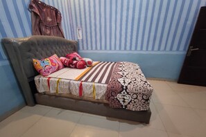 Standard Double Room | Free WiFi, bed sheets - OYO 90633 Graha Dirham Homestay (Bailangu)