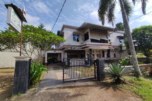 Front of property - OYO 90633 Graha Dirham Homestay (Bailangu)