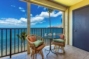Outdoor dining - Kihei Beach #507: Your Front-Row Seat to Paradise (Kihei, Maui)