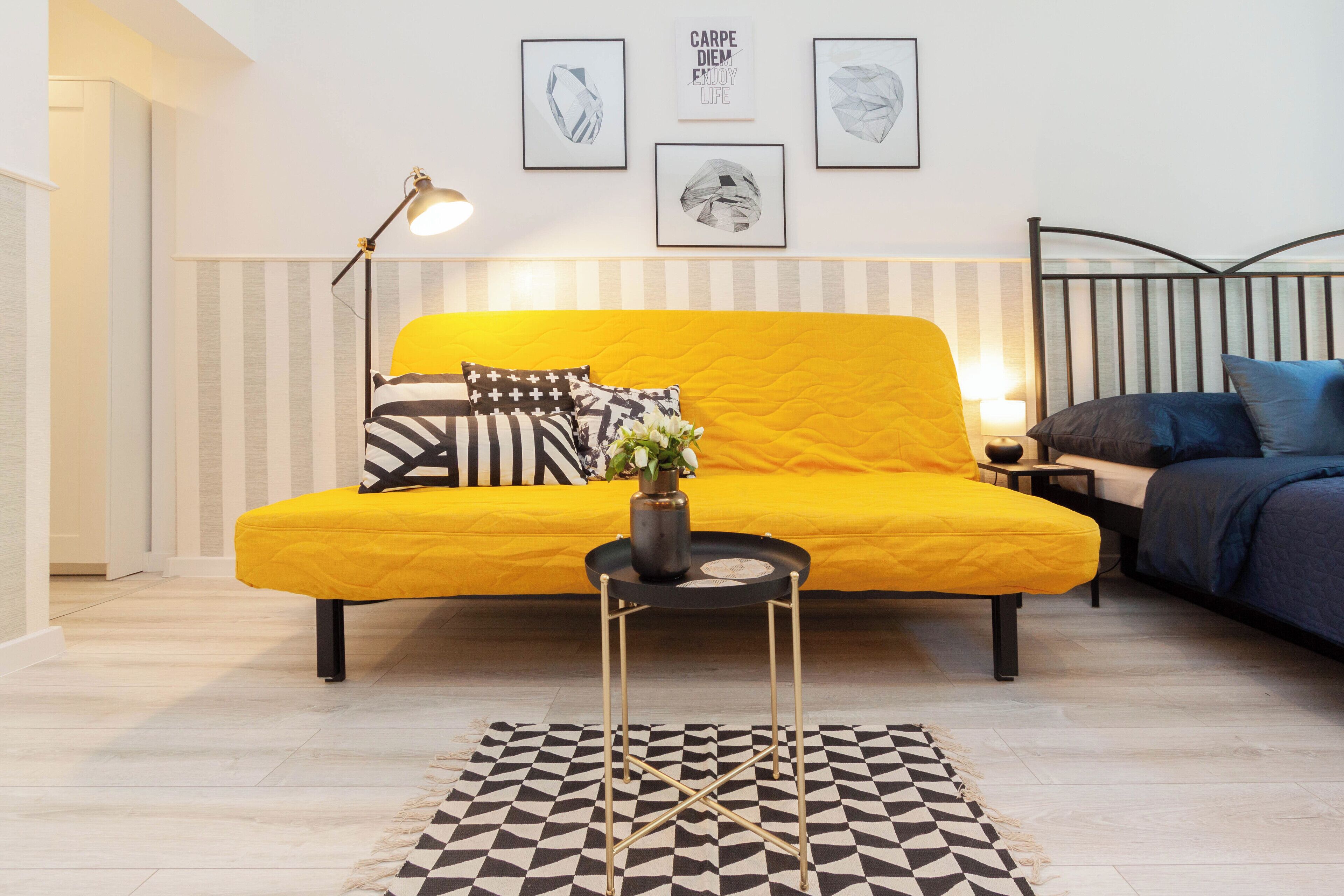 Estudio de diseñador | Decoración personalizada, muebles diferentes y cortinas blackout 