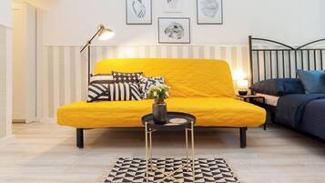 Estudio de diseñador | Decoración personalizada, muebles diferentes y cortinas blackout