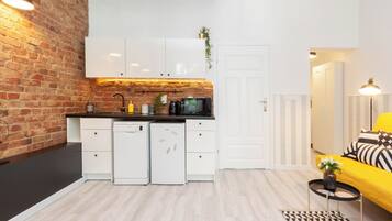 Estudio de diseñador | Cocina privada | Frigobar, parrilla de estufa, cafetera y tetera y tetera eléctrica