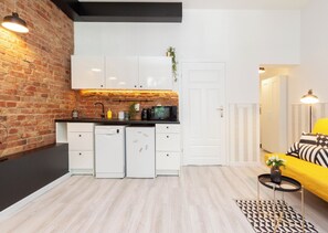 Design studio | Privékeuken | Een minikoelkast, een kookplaat, een koffiezetapparaat/waterkoker