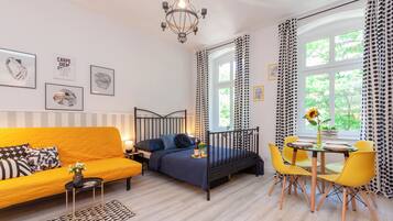 Estudio de diseñador | Área de sala de estar | Televisión LCD de 35 pulgadas con canales vía satélite