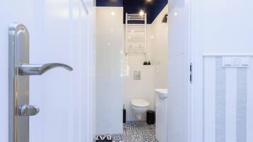 Estudio de diseñador | Baño | Regadera, secadora de cabello, toallas, jabón