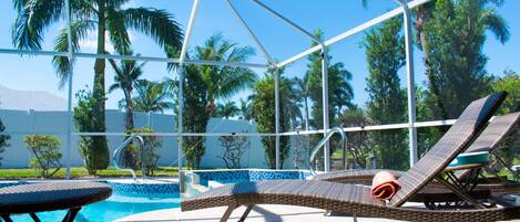 Utendørsbasseng og et oppvarmet basseng