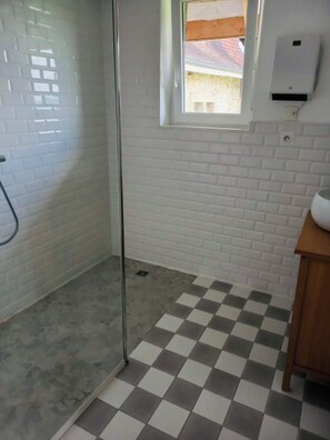 Shower, hair dryer, towels, toilet paper