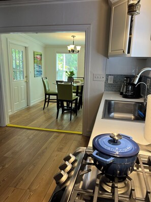 雪櫃、微波爐、焗爐、爐具