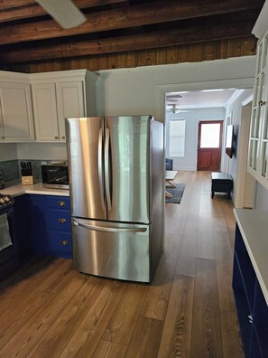 雪櫃、微波爐、焗爐、爐具