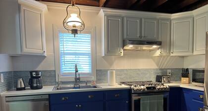 January Escape: Lakefront Cottage Special - Steps to Old Naples!