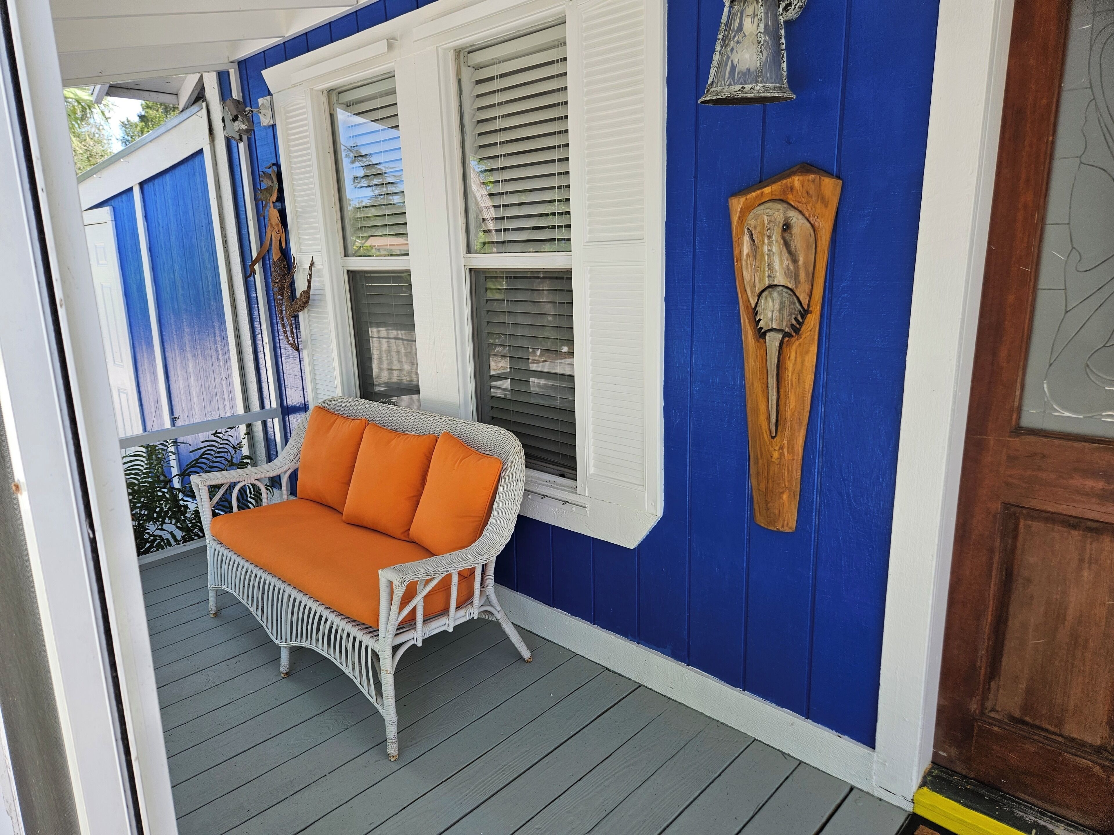 Lake front cottage less than 1mile from Fifth Ave S.  The heart of old Naples.