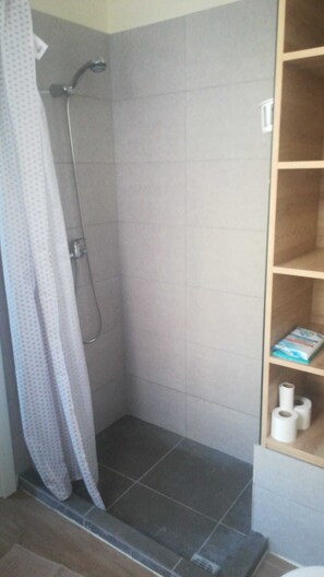 Douche, articles de toilette gratuits, sĂšche-cheveux