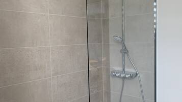 Een haardroger, handdoeken, toiletpapier