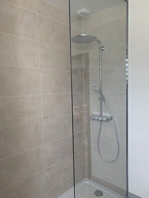 Secadora de cabello, toallas, papel de baño 