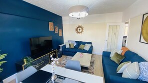Apartment | Living area - Family 4-bed Apartment in Dawlish With Sea View (Dawlish)