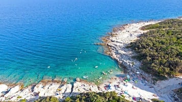 Una spiaggia nelle vicinanze, lettini da mare