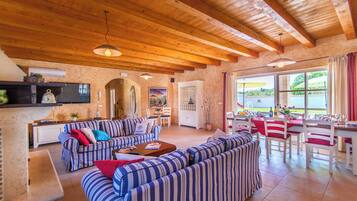 Télévision, table de tennis de table