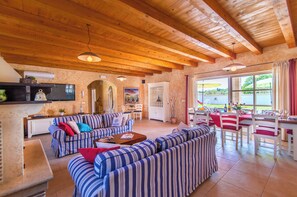 Télévision, table de tennis de table