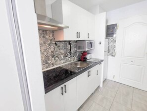 Kjøleskap, mikrobølgeovn, kokeplater og kjøkkenutstyr