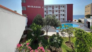 A hotel named MIRADOR I with a swimming pool, surrounded by greenery and a view of the sea. - Sea View Studio 2 in San Agustin (Maspalomas)
