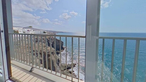 A balcony with a view of the sea and rocky coastline. - Sea View Studio 1 in San Agustin (San Agustin)