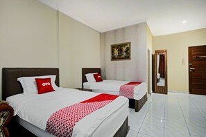 Elite Twin Room | Desk, laptop workspace, free WiFi, bed sheets - OYO 90381 Belva Guest House (Medan)