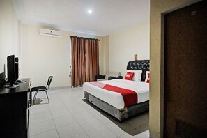 Deluxe Double Room | Desk, laptop workspace, free WiFi, bed sheets - OYO 90381 Belva Guest House (Medan)