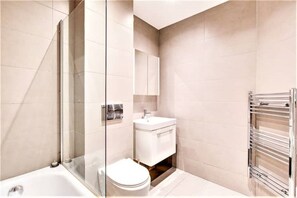 Hair dryer, towels, soap, shampoo - Jambo Stays Comfy for contractors, relocators and families. Convinient in Town (Hemel Hempstead)