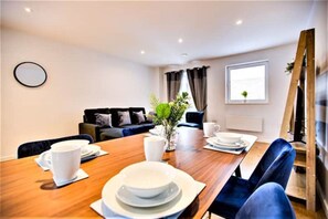 Dining - Jambo Stays Comfy for contractors, relocators and families. Convinient in Town (Hemel Hempstead)